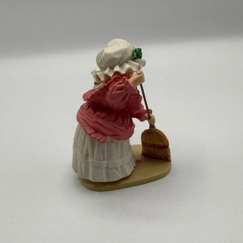 Charming House 1987 Mrs. Higgins‎ Ceramic Figurine Sweeping Broom Holiday Decor